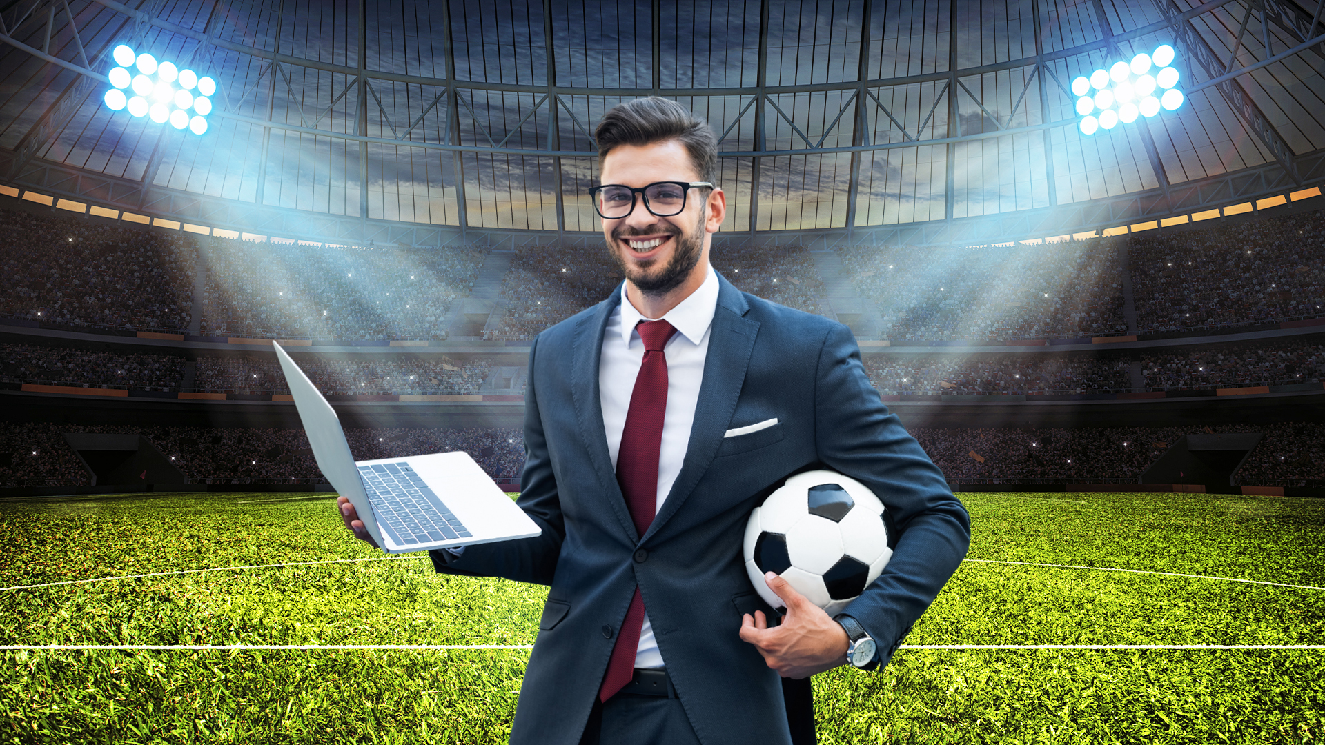 ein Young Professional steht strahlend im Stadion, in der rechten Hand hält er ein Notebook, im linken Arm einen Fußball; Symbolbild für den Bewerbertag in Riesa