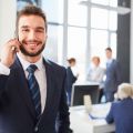 Mann als erfolgreicher Berater oder Manager telefoniert mit dem Smartphone